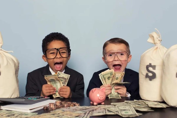 Có nên dạy cho con biết về tiền ngay từ tiểu học?